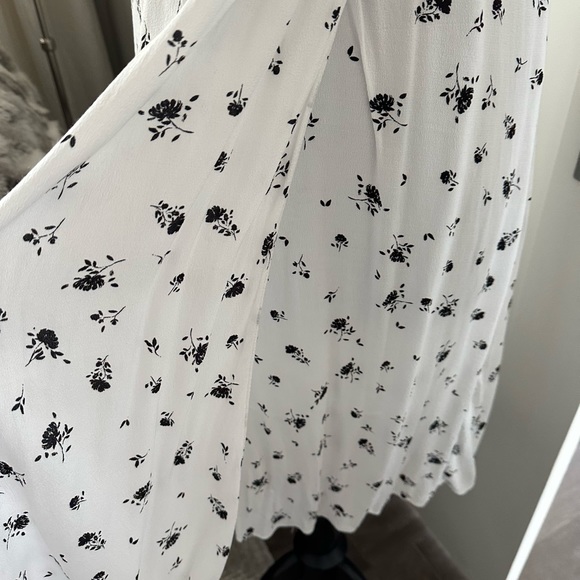 Flattering Summer dress 🤍white with little black flowers Banana Republic size 0 - Picture 2 of 8